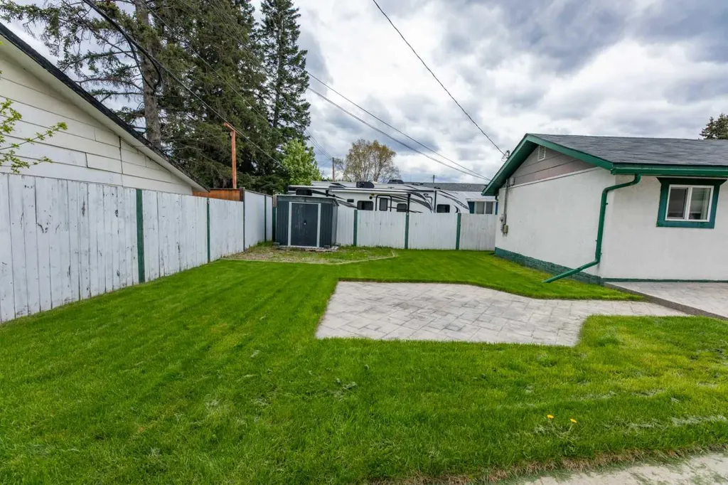 114 Poboktan Road Hinton AB T7V 1G6