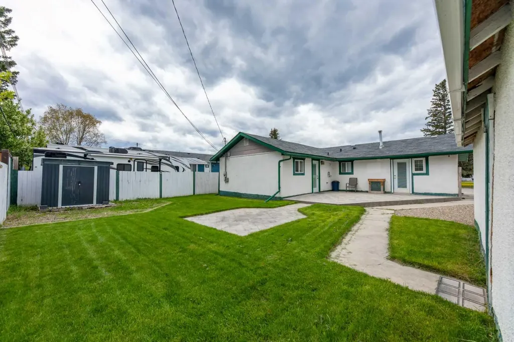 114 Poboktan Road Hinton AB T7V 1G6