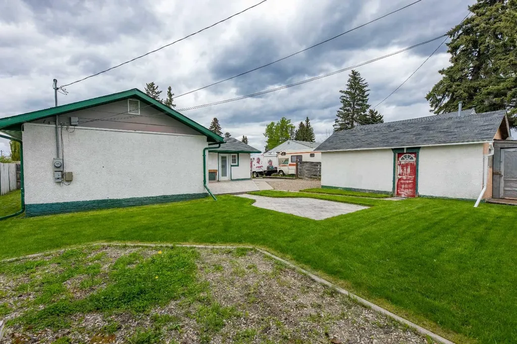 114 Poboktan Road Hinton AB T7V 1G6