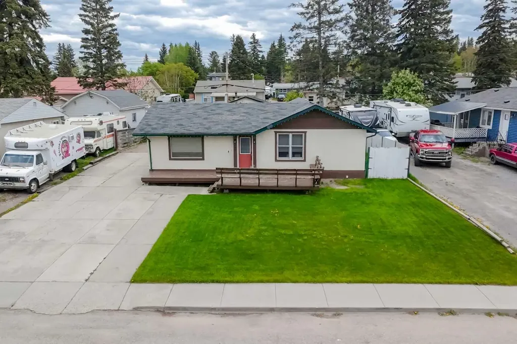 114 Poboktan Road Hinton AB T7V 1G6