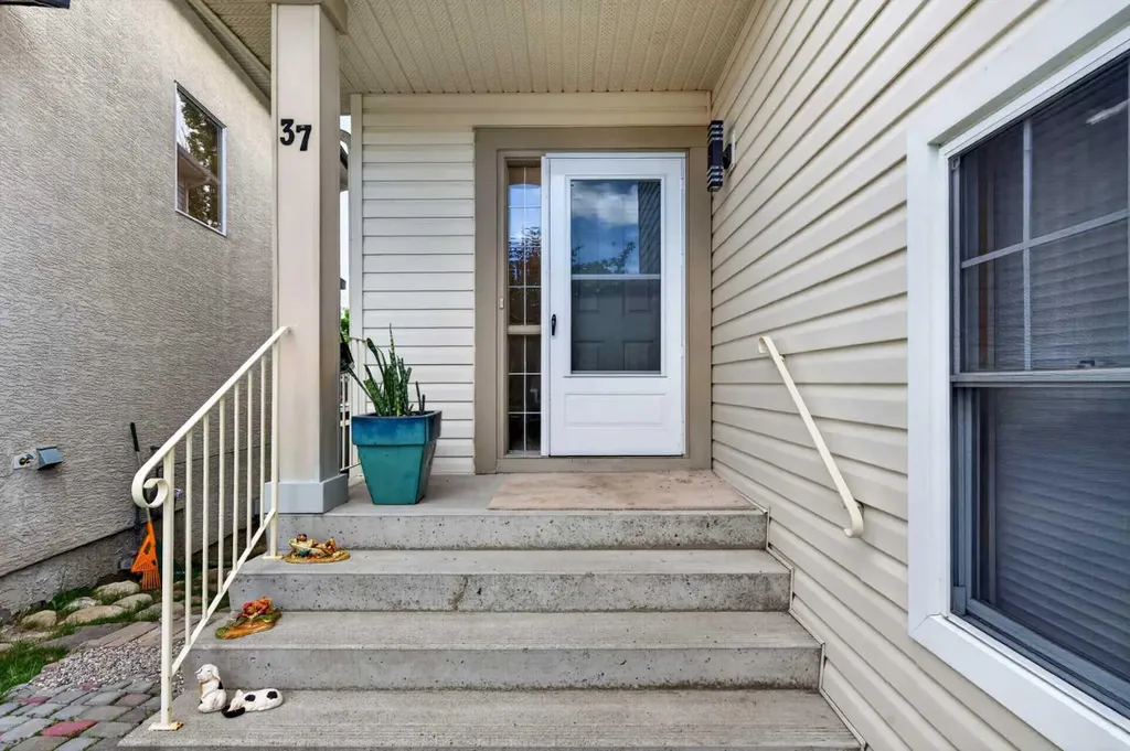37 Tuscany Meadows Common NW Calgary AB T3L 2L3
