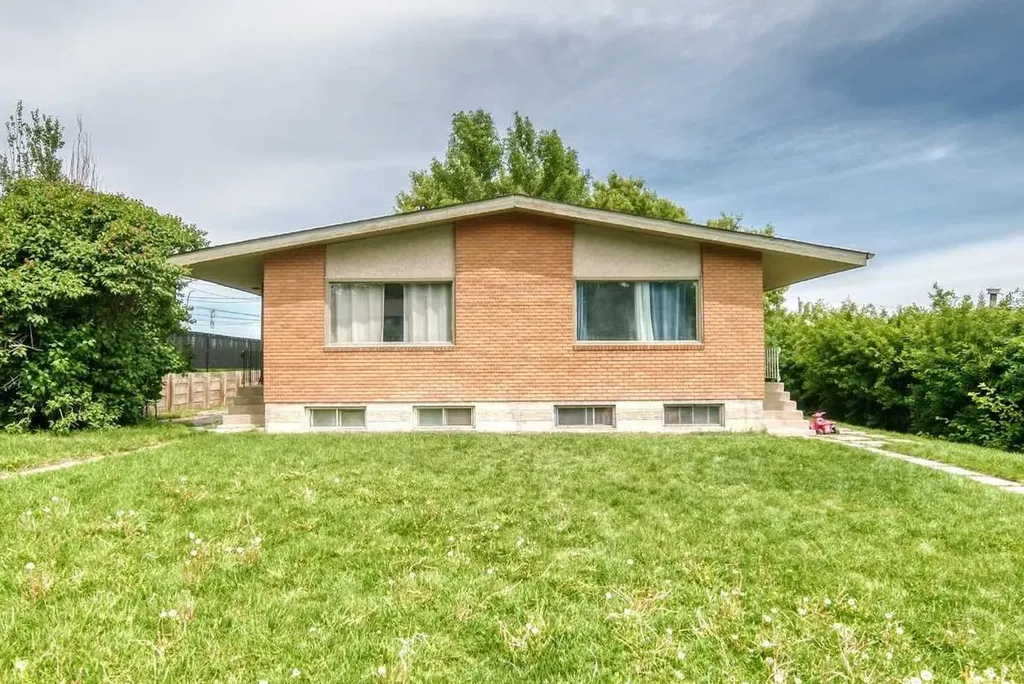 416/418 33 Avenue NE Calgary AB T2E 2J1