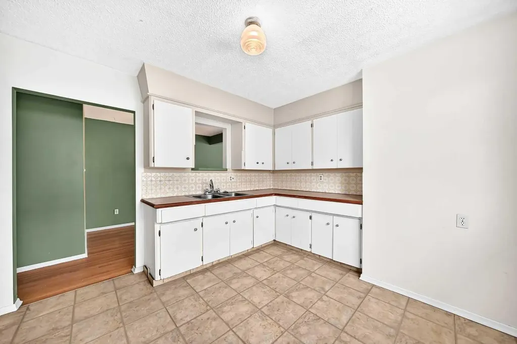 416/418 33 Avenue NE Calgary AB T2E 2J1