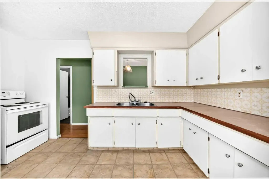 416/418 33 Avenue NE Calgary AB T2E 2J1