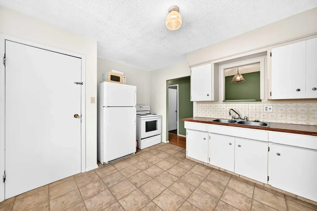 416/418 33 Avenue NE Calgary AB T2E 2J1