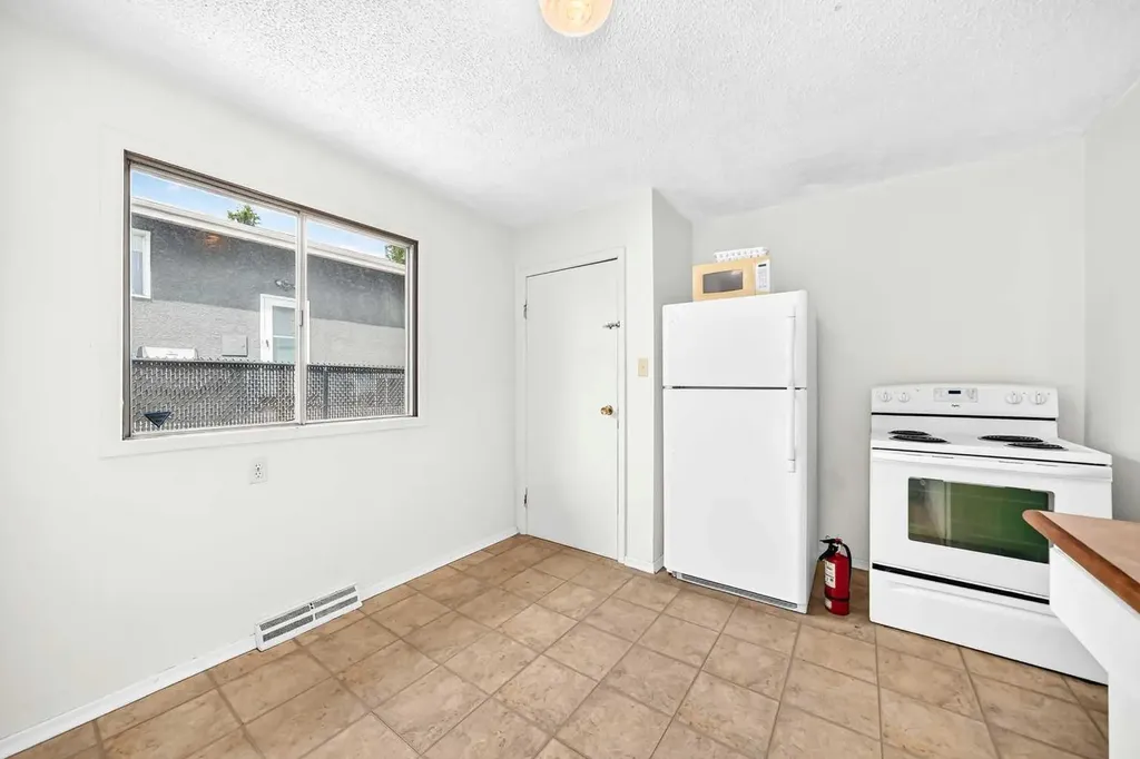 416/418 33 Avenue NE Calgary AB T2E 2J1