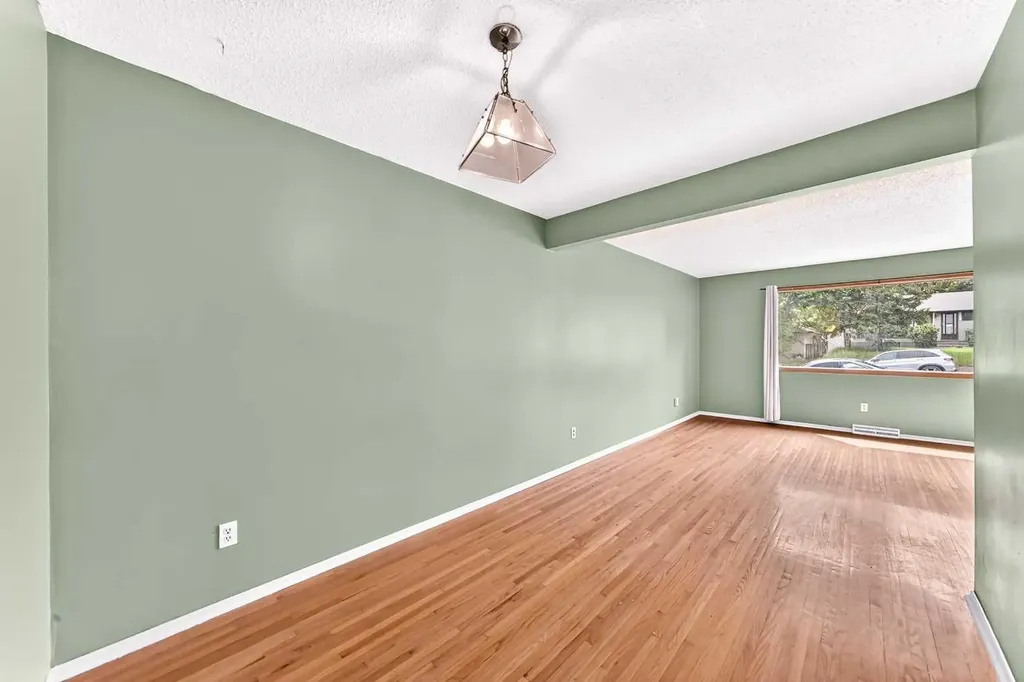 416/418 33 Avenue NE Calgary AB T2E 2J1
