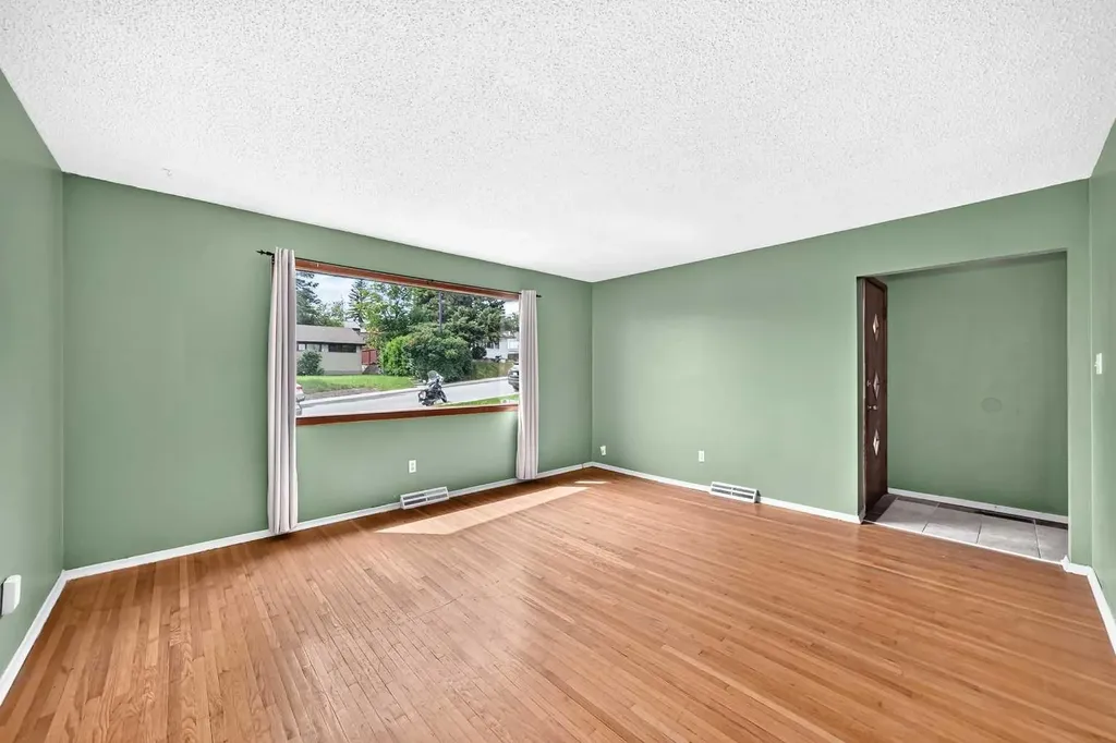 416/418 33 Avenue NE Calgary AB T2E 2J1