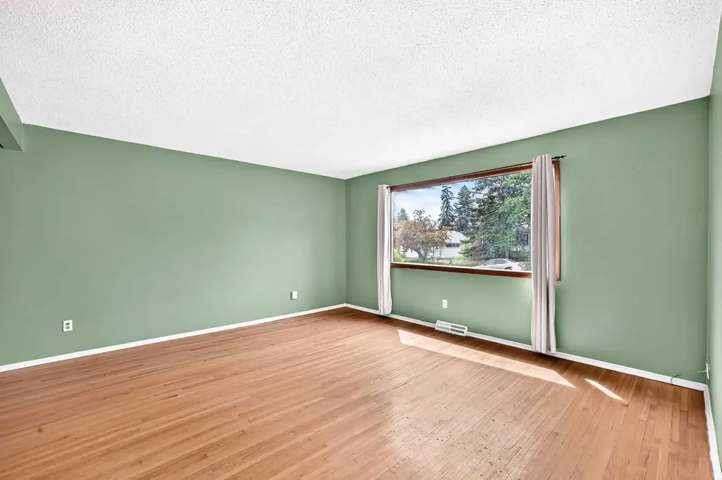 416/418 33 Avenue NE Calgary AB T2E 2J1