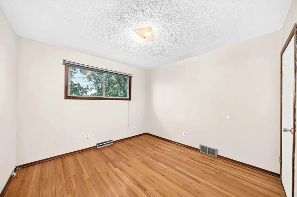 416/418 33 Avenue NE Calgary AB T2E 2J1