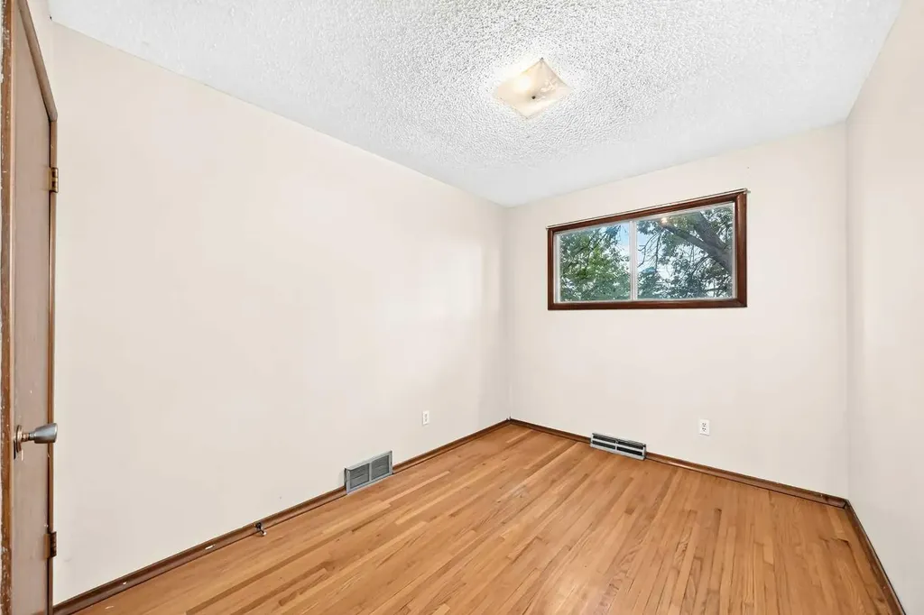 416/418 33 Avenue NE Calgary AB T2E 2J1