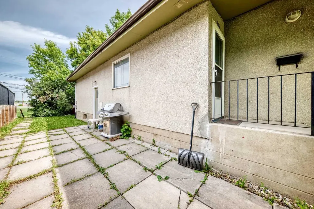 416/418 33 Avenue NE Calgary AB T2E 2J1