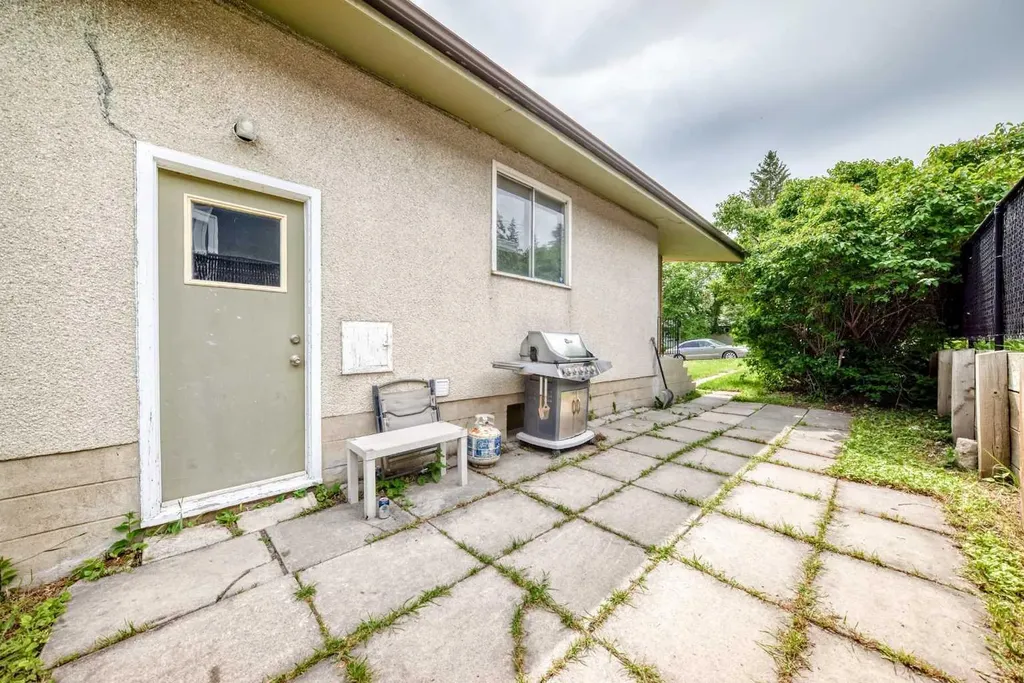 416/418 33 Avenue NE Calgary AB T2E 2J1