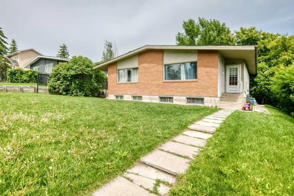 416/418 33 Avenue NE Calgary AB T2E 2J1