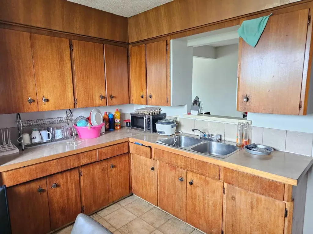 416/418 33 Avenue NE Calgary AB T2E 2J1