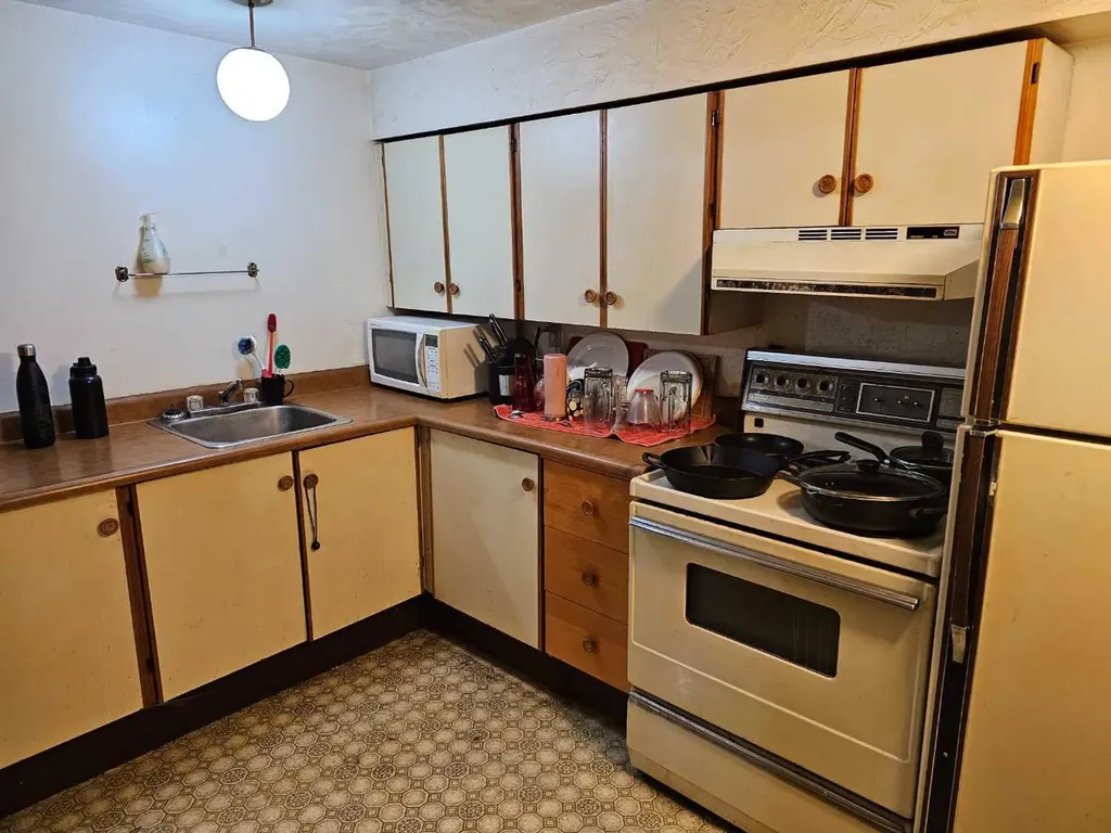 416/418 33 Avenue NE Calgary AB T2E 2J1