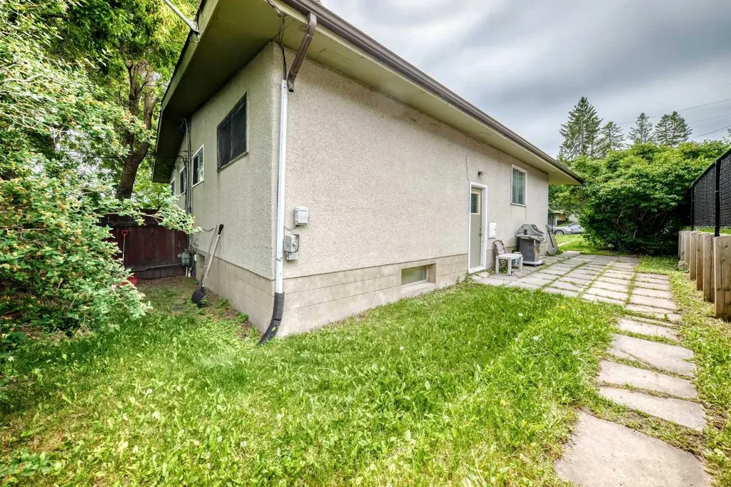 416/418 33 Avenue NE Calgary AB T2E 2J1