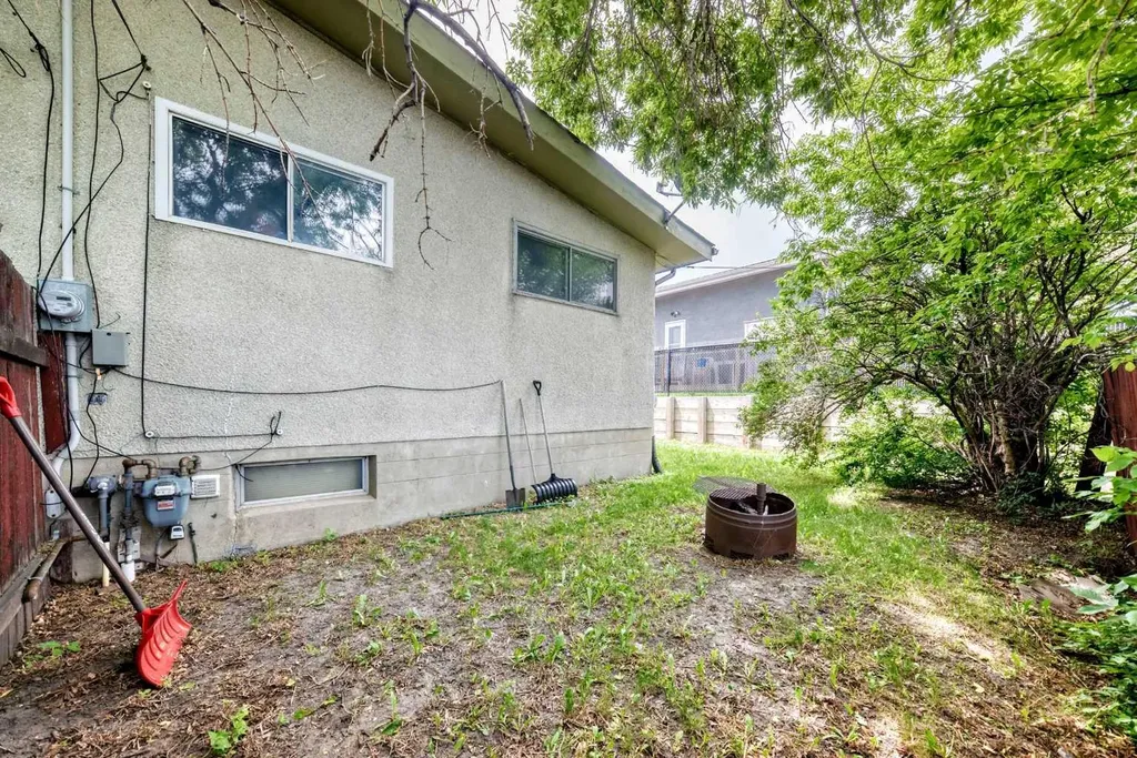 416/418 33 Avenue NE Calgary AB T2E 2J1