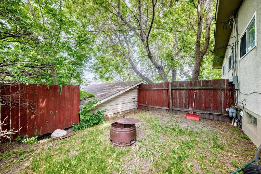 416/418 33 Avenue NE Calgary AB T2E 2J1