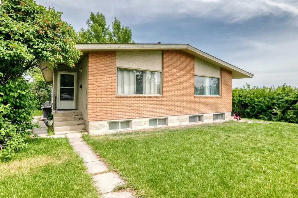 416/418 33 Avenue NE Calgary AB T2E 2J1