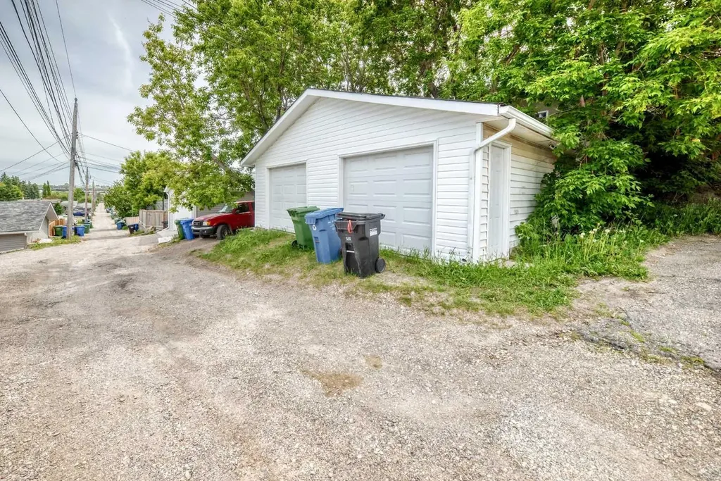 416/418 33 Avenue NE Calgary AB T2E 2J1