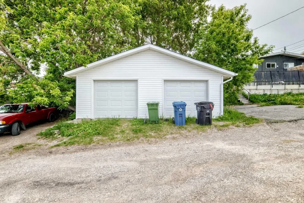 416/418 33 Avenue NE Calgary AB T2E 2J1