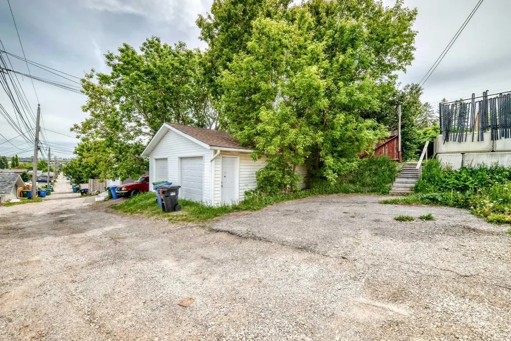 416/418 33 Avenue NE Calgary AB T2E 2J1