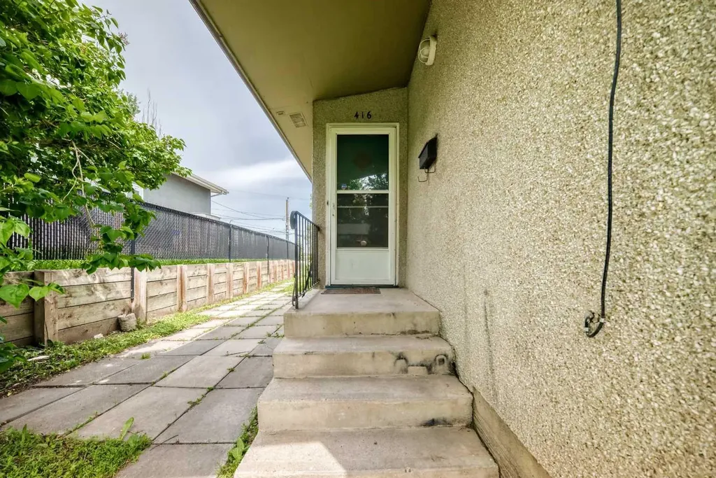 416/418 33 Avenue NE Calgary AB T2E 2J1