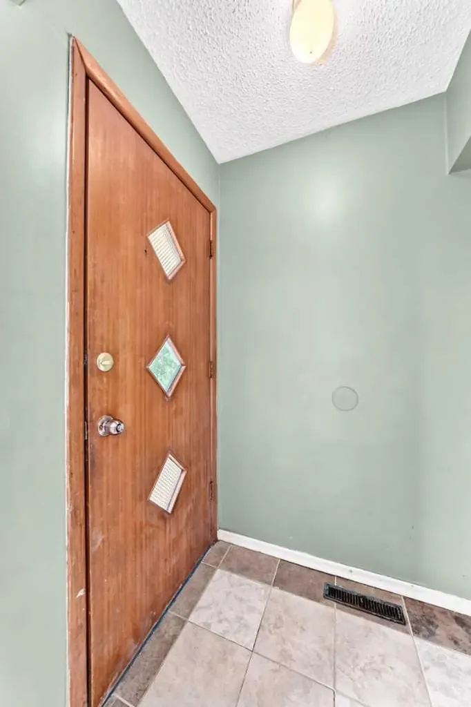 416/418 33 Avenue NE Calgary AB T2E 2J1