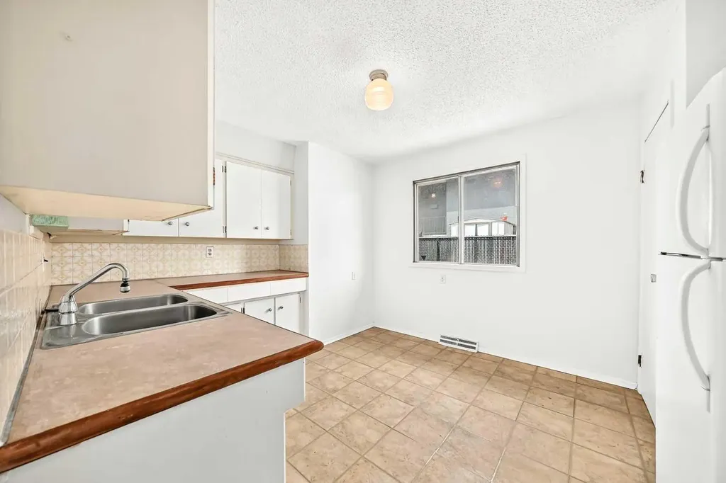 416/418 33 Avenue NE Calgary AB T2E 2J1