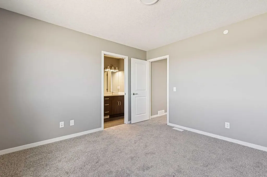 13 Hotchkiss Road SE Calgary AB T3S 0T8