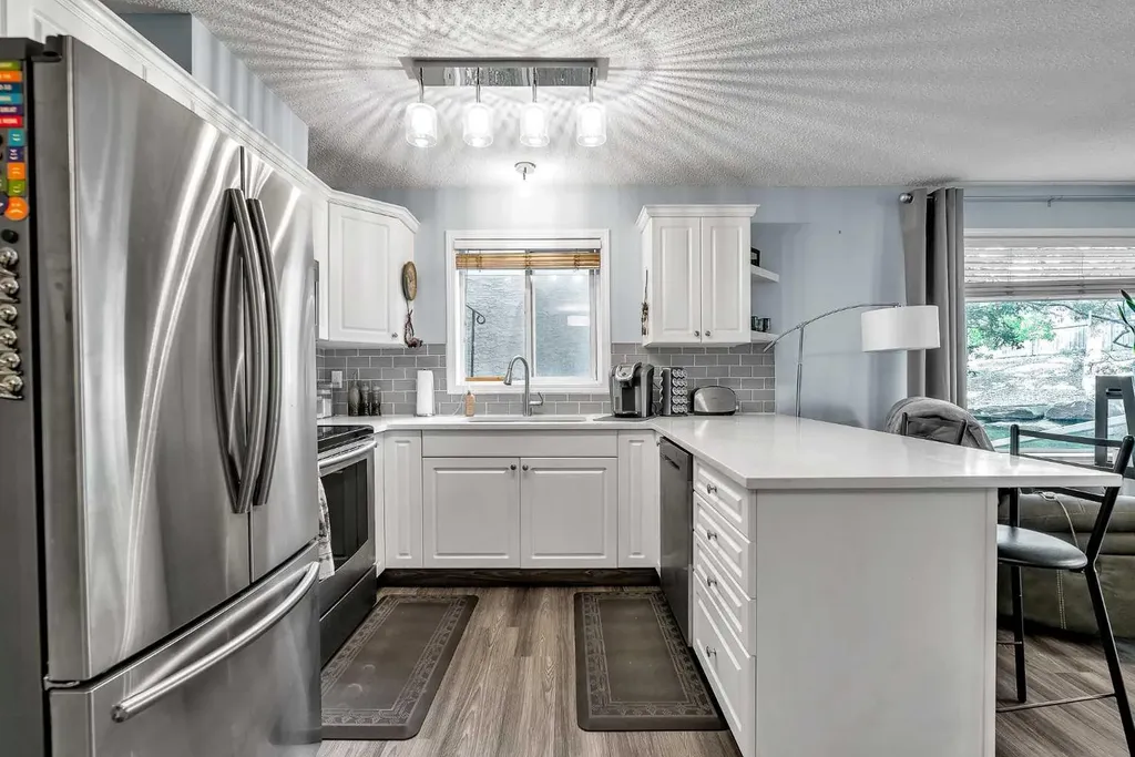 20 Country Hills View NW Calgary AB T3K 5A3