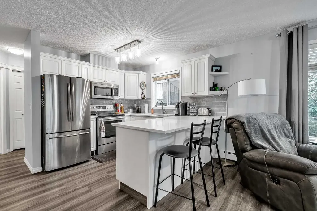 20 Country Hills View NW Calgary AB T3K 5A3