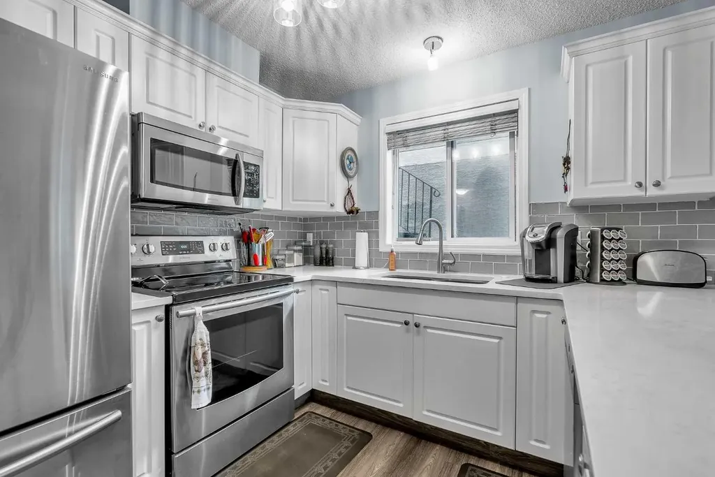 20 Country Hills View NW Calgary AB T3K 5A3