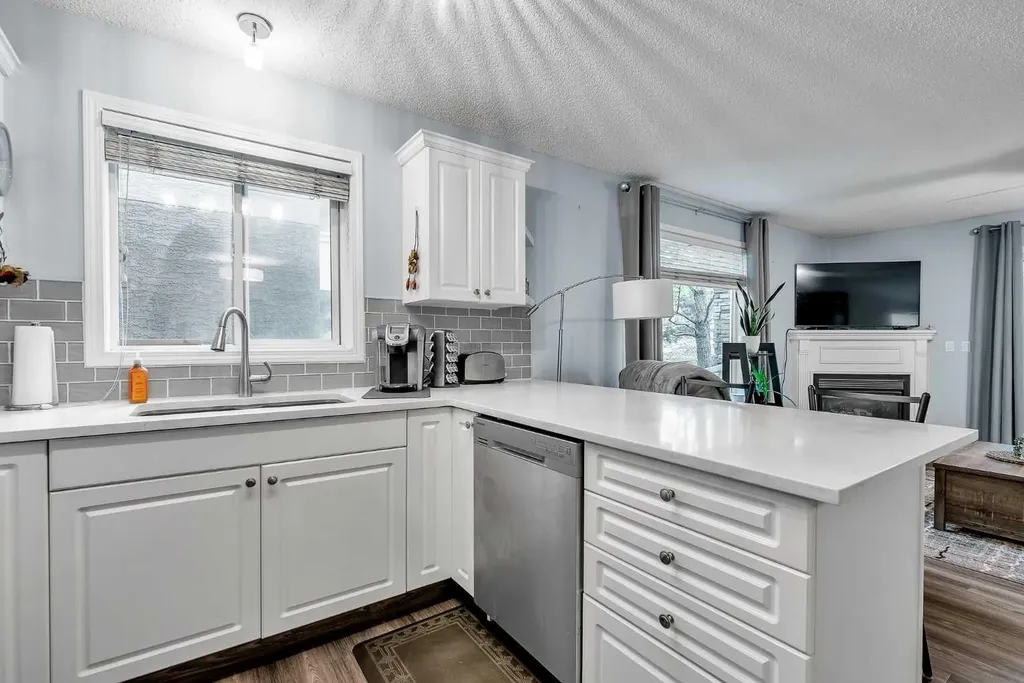 20 Country Hills View NW Calgary AB T3K 5A3