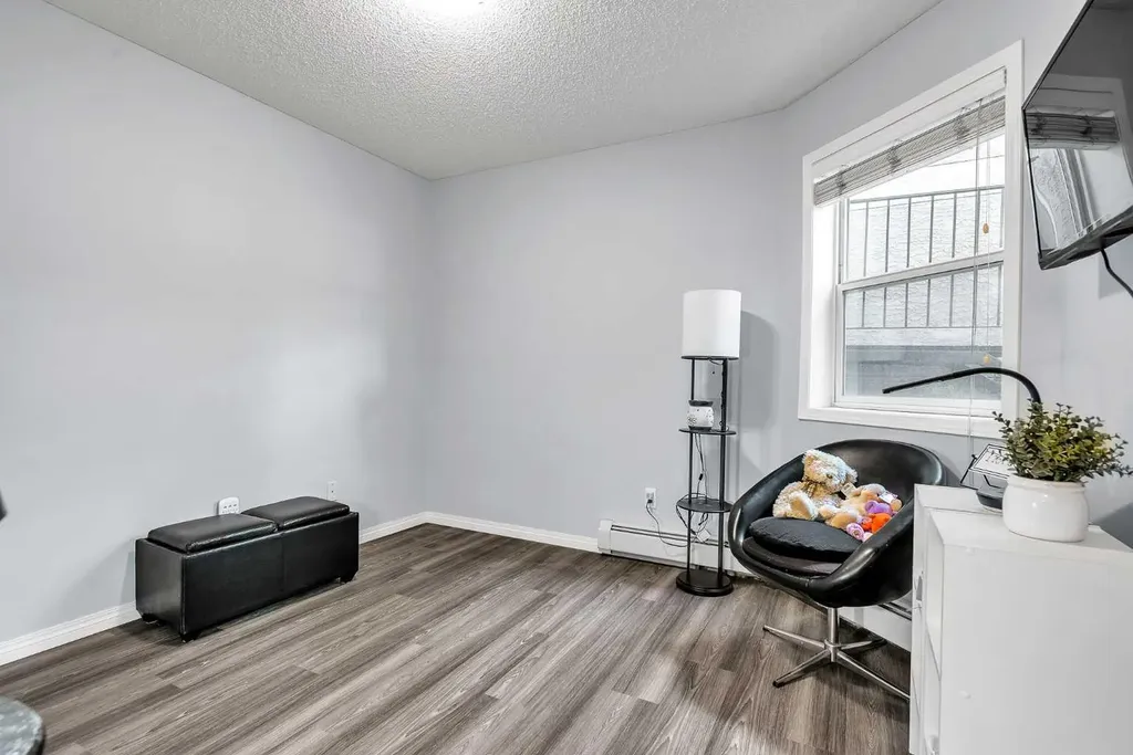20 Country Hills View NW Calgary AB T3K 5A3