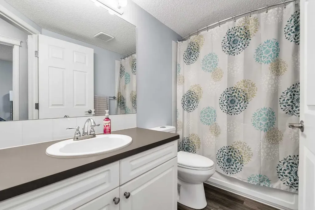 20 Country Hills View NW Calgary AB T3K 5A3