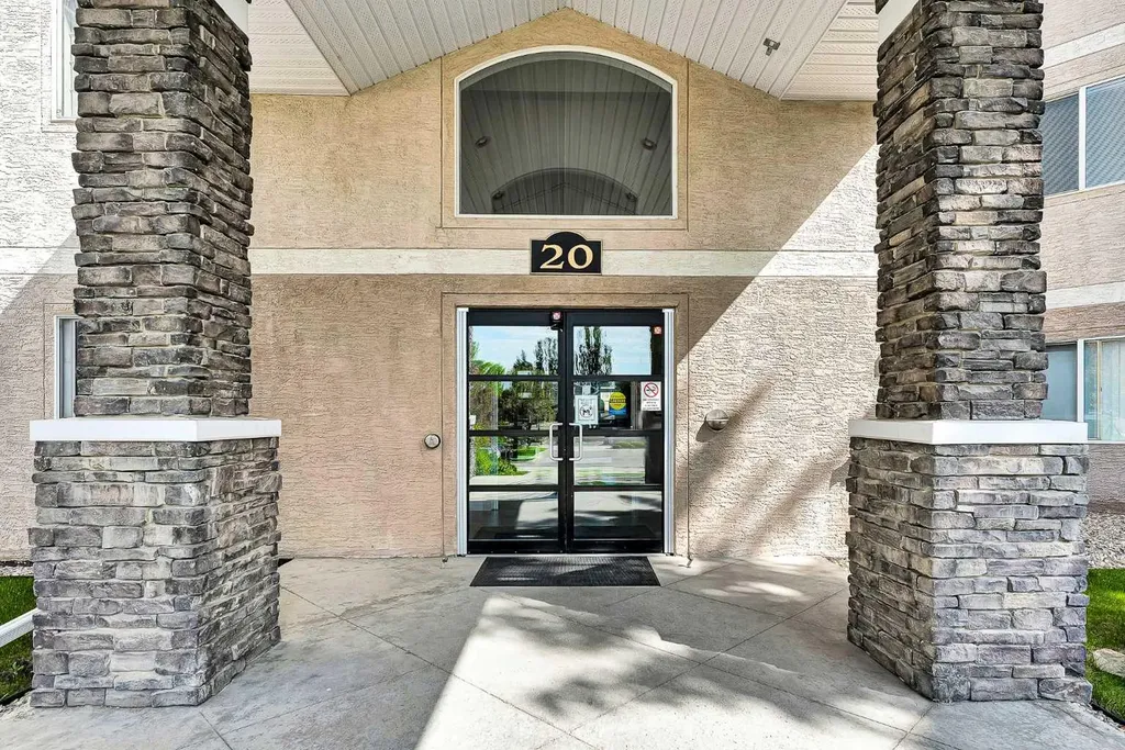20 Country Hills View NW Calgary AB T3K 5A3