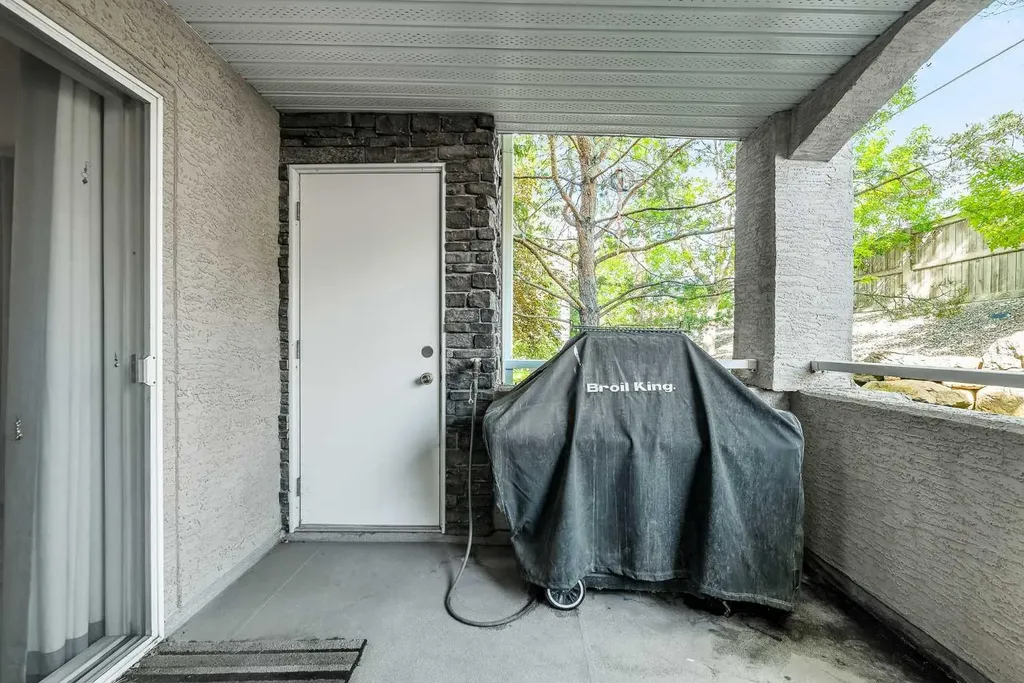 20 Country Hills View NW Calgary AB T3K 5A3
