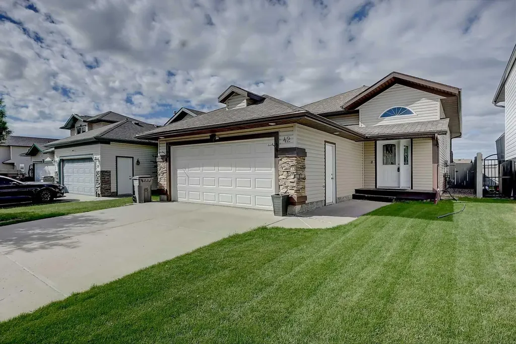 42 Pinnacle Crossing Grande Prairie AB T8W 2X3