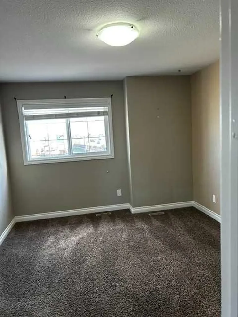 7 Ross Close Sylvan Lake AB T4S 0K4
