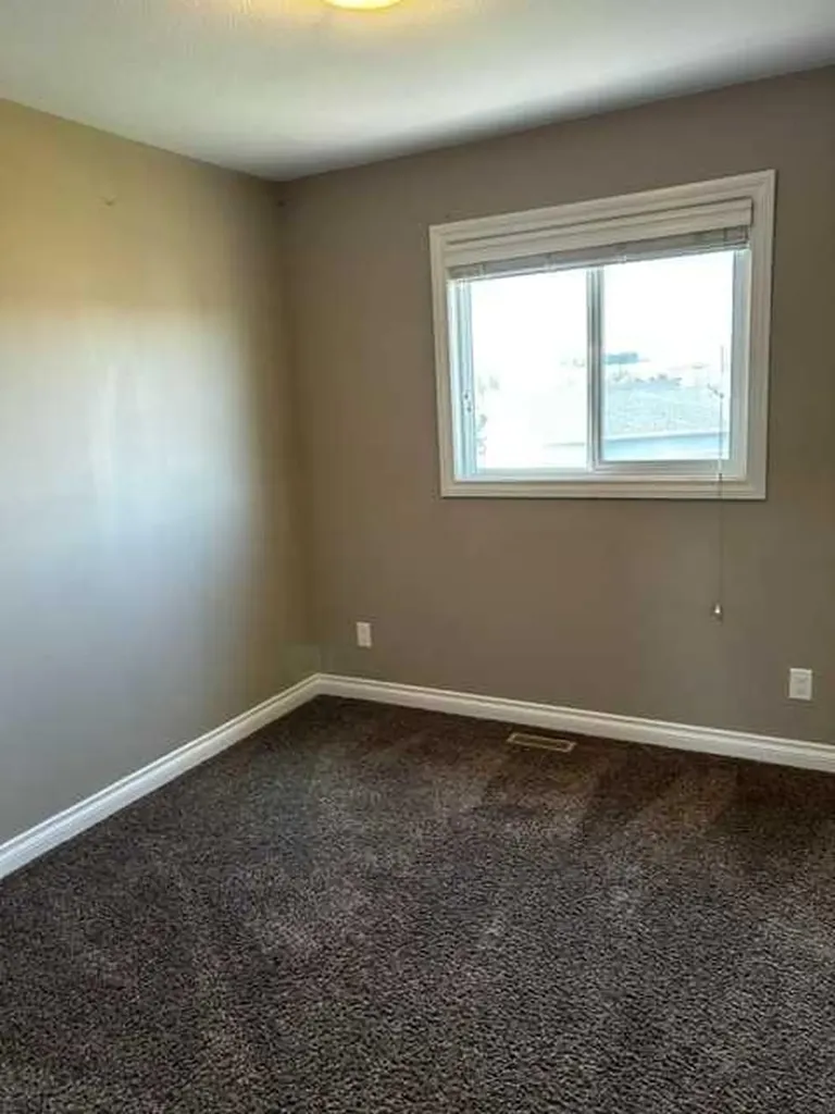 7 Ross Close Sylvan Lake AB T4S 0K4