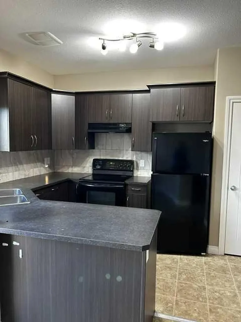 7 Ross Close Sylvan Lake AB T4S 0K4