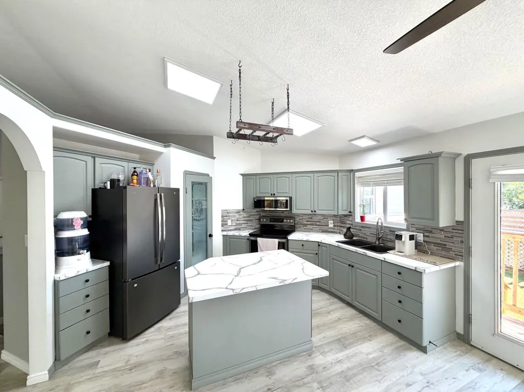 11917 107 Street Grande Prairie AB T8V 7W2