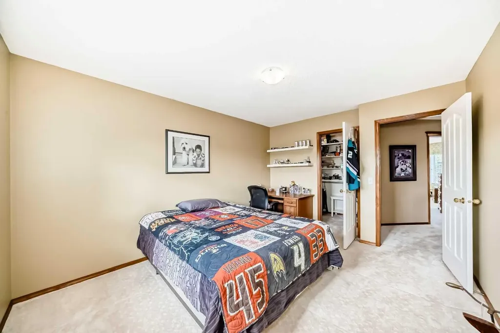 10882 Valley Ridge Drive NW Calgary AB T3B5R1