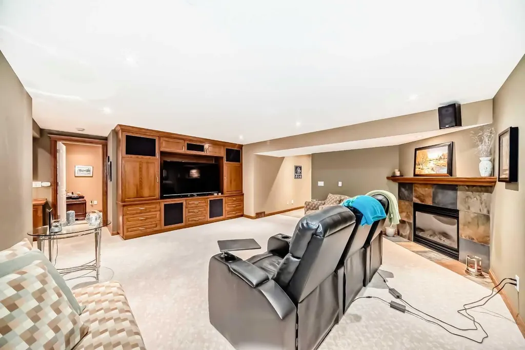 10882 Valley Ridge Drive NW Calgary AB T3B5R1