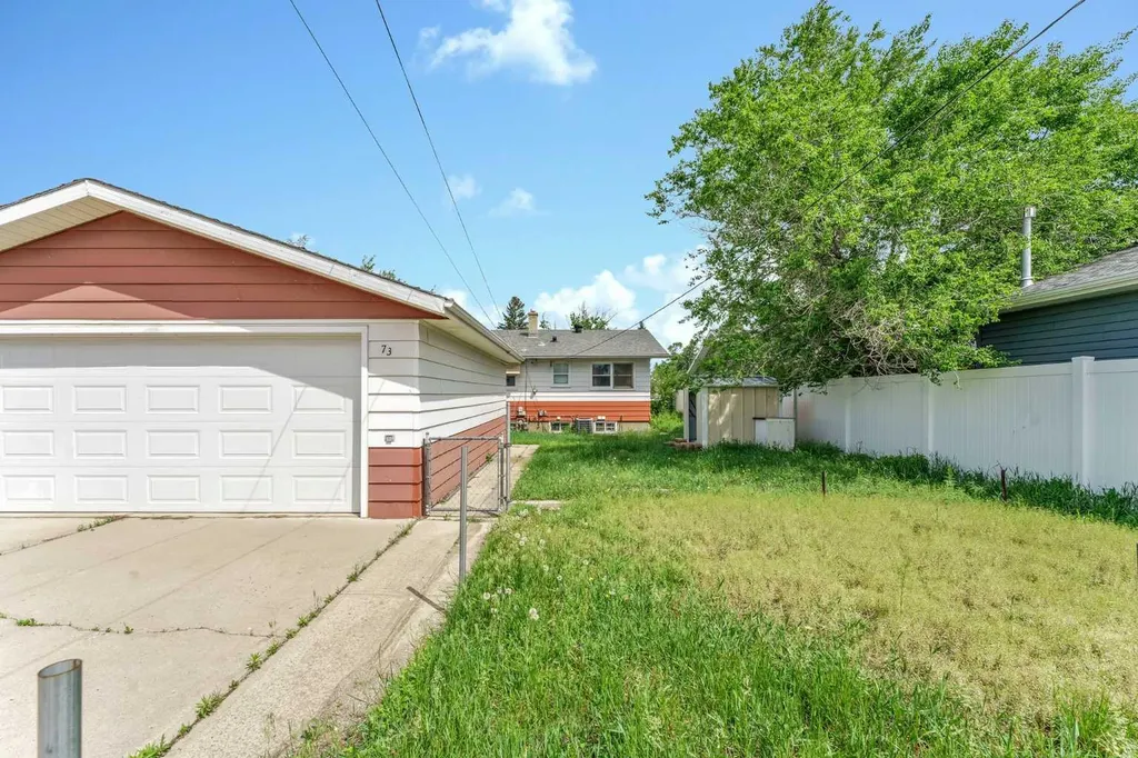 73 Mitchell Crescent NW Medicine Hat AB T1A 6V2