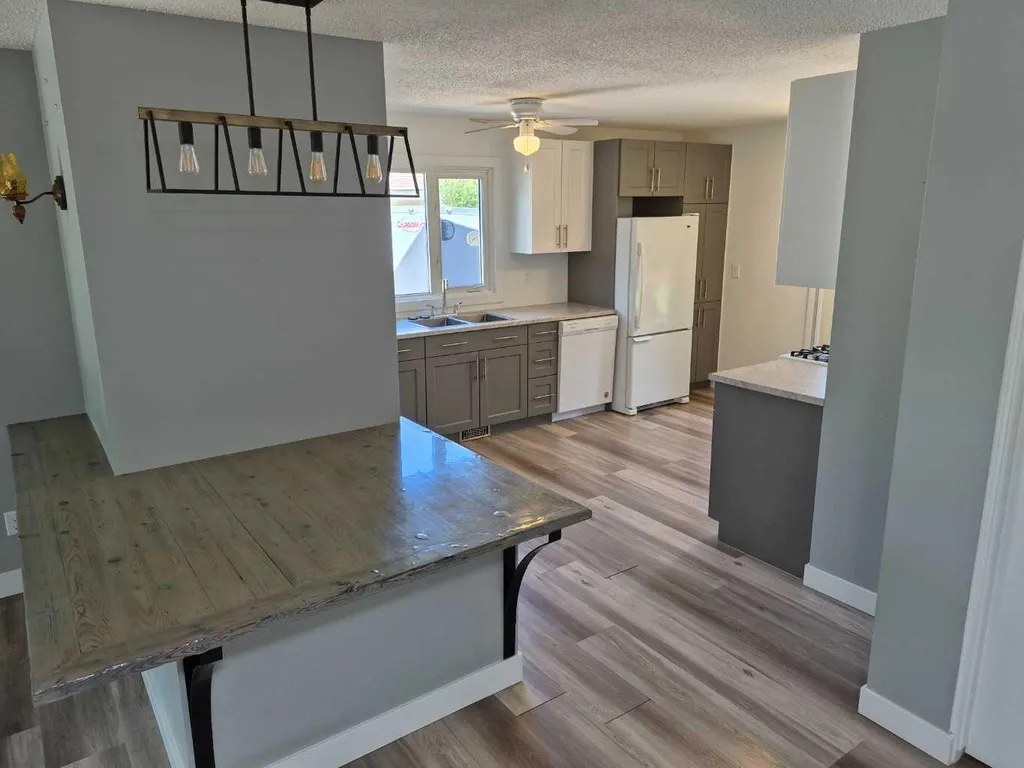 8525 95 Street Grande Prairie AB T8V3E4