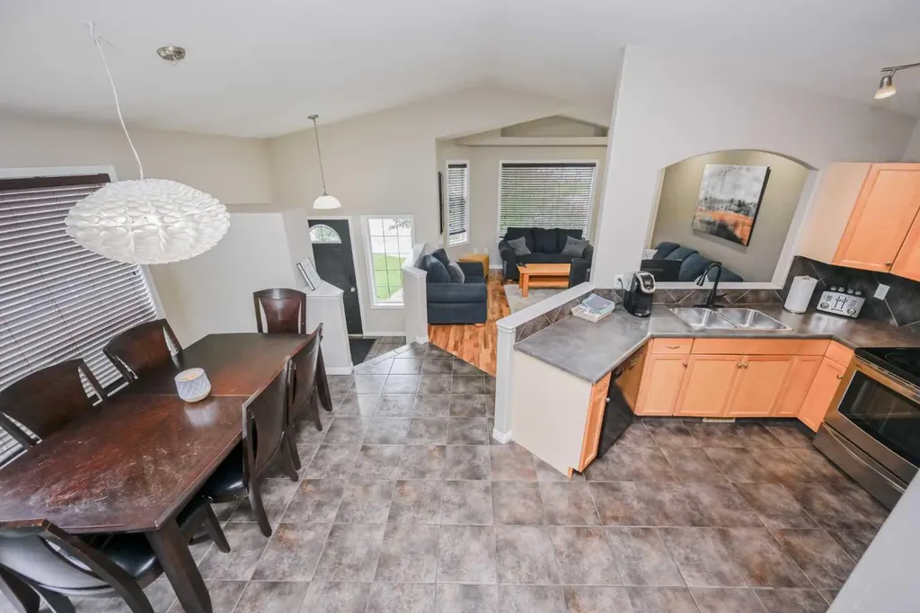 73 Pinnacle Avenue Grande Prairie AB T8W 2V8
