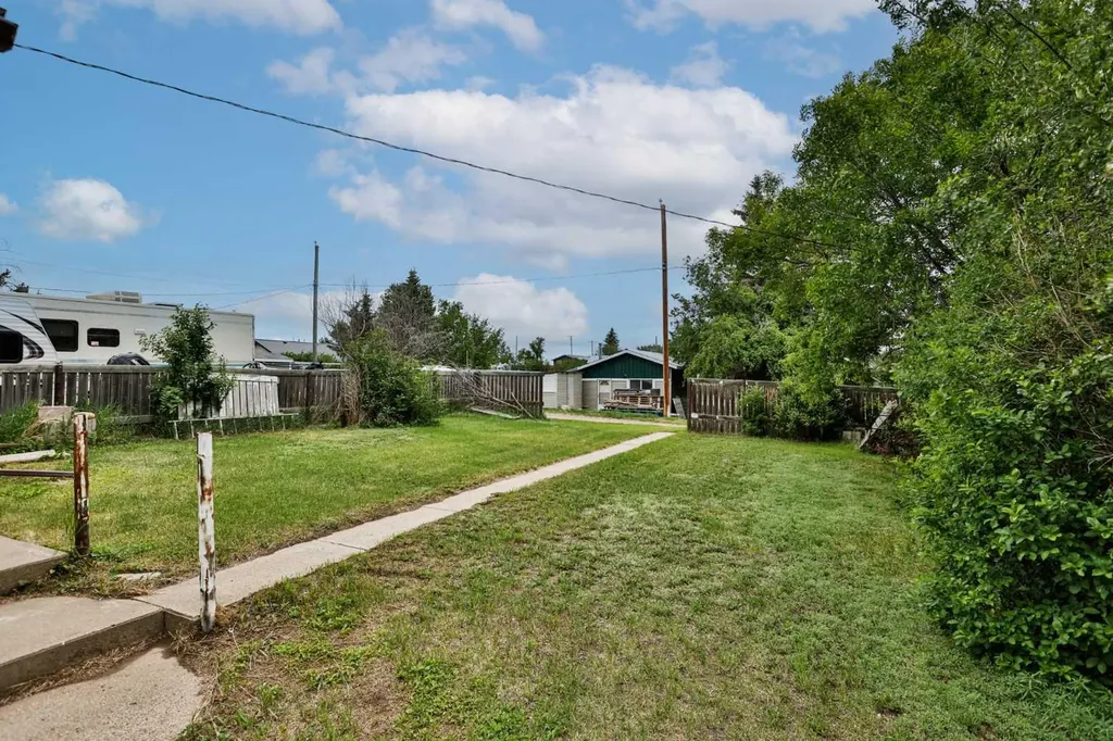 221 1 Street S Lomond AB T0L 1G0